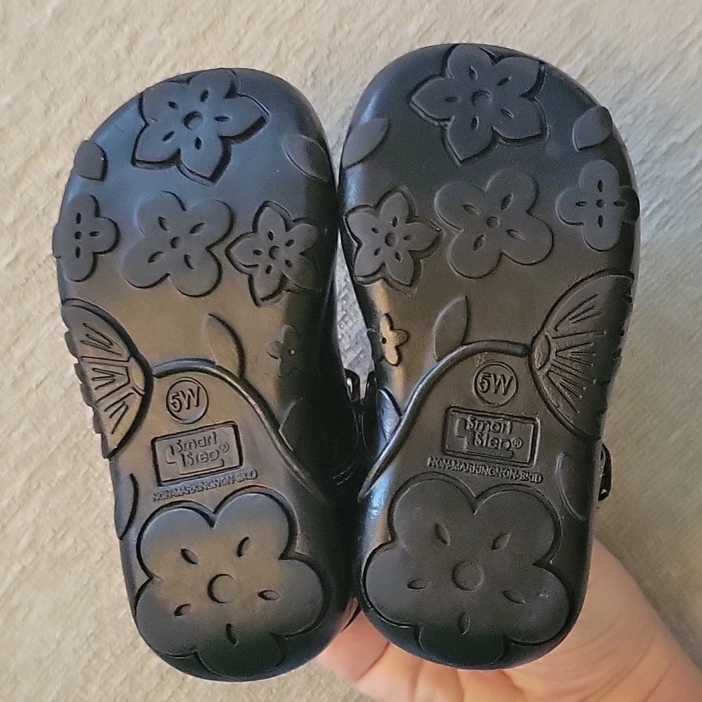 SMART STEP black patent leather mary jane shoes, hearts. Hook loop closure. 5W